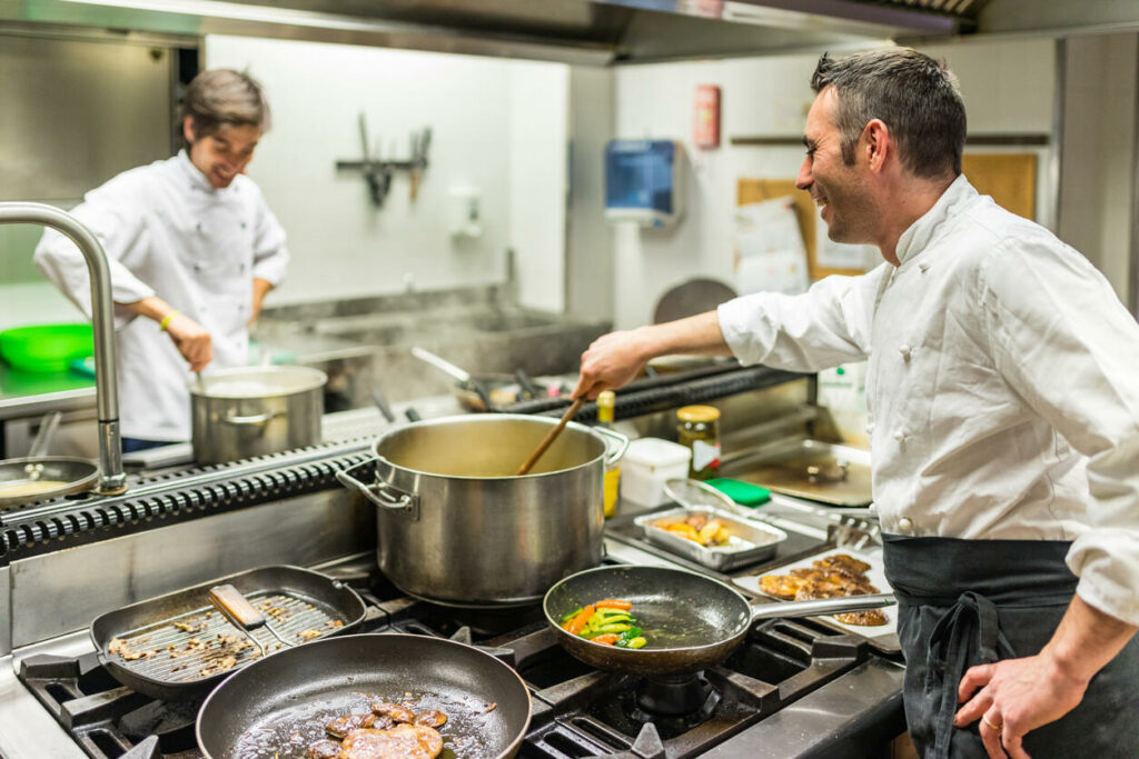 Twee koks aan het werk in onze keuken